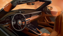 На кожаной крышке отделения для хранения на центральной консоли также имеется тиснение «Porsche Exclusive Manufactur». Поверхности из полированного алюминия на дверных порогах украшены надписью «911», а напольные коврики имеют уникальное плетение.