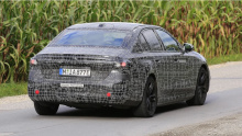 BMW вовсю работает над созданием первой полностью электрической 5-й серии — i5. Оба автомобиля прошли испытания на Нюрбургринге в Германии, и ожидается, что i5 EV поступит в продажу в следующем году в качестве конкурента Mercedes EQE и Tesla Model S.