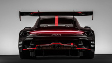 Porsche установил амортизаторы KW на каждом повороте и утверждает, что некоторые технологии подвески автомобиля заимствованы у 911 RSR, который участвует в гонках в классе выше GTE.