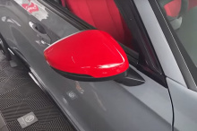 Красные тормозные суппорты Brembo дополнены красными колпаками зеркал вместо стандартных черных.