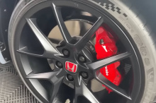 Красные тормозные суппорты Brembo дополнены красными колпаками зеркал вместо стандартных черных.