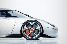 Со стороны видно, что CC850 в значительной степени перенял дизайнерское влияние CC8S. Мы можем видеть типичные черты Koenigsegg, такие как колесные диски Teledial, закругленное ветровое стекло, огромные боковые воздухозаборники и, конечно же, двери с