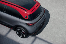 Модель Brabus имеет 19-дюймовые легкосплавные диски и красные детали дизайна, которые контрастируют с матово-серым кузовом автомобиля.