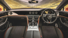 Цифровая приборная панель теперь включает новую графику, которая, по словам Bentley, вдохновлена «роскошными хронографами». 