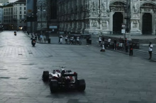 Валттери Боттас недавно проехал на своей машине Alfa Romeo F1 по улицам Милана ровно в 5:30 утра. 