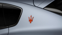 Когда указана оранжевая краска, колеса окрашены в контрастный серый цвет с кобальтово-синими акцентами по краям дисков, эмблемами FTributo и логотипом Maserati с трезубцем. Модели Grigio Lamiera получают глянцевые черные диски и ярко-оранжевые детали