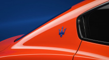 Когда указана оранжевая краска, колеса окрашены в контрастный серый цвет с кобальтово-синими акцентами по краям дисков, эмблемами FTributo и логотипом Maserati с трезубцем. Модели Grigio Lamiera получают глянцевые черные диски и ярко-оранжевые детали