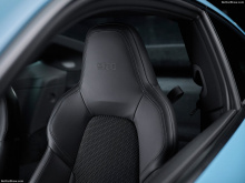 Задние сиденья тоже были убраны, что привело к уменьшению веса в снаряженном состоянии до 1470 кг, что на 35 кг меньше, чем у 911 Carrera. Спортивное рулевое колесо GT было установлено для более спортивного ощущения внутри, наряду со спортивными сиде