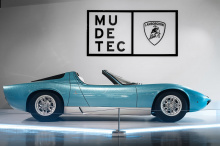 Дизайн Miura Roadster, разработанный Марчелло Гандини из дизайнерской фирмы Bertone, даже чище, чем у стандартной модели, благодаря удалению боковых окон и зеркал. Также отсутствует система закрывания крыши для сохранения чистого силуэта. Усиливая эл