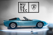 Дизайн Miura Roadster, разработанный Марчелло Гандини из дизайнерской фирмы Bertone, даже чище, чем у стандартной модели, благодаря удалению боковых окон и зеркал. Также отсутствует система закрывания крыши для сохранения чистого силуэта. Усиливая эл