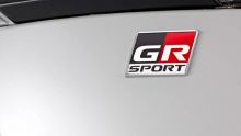 По мере того, как линейка высокопроизводительных спортивных автомобилей Toyota GR продолжает расширяться, их более гоночный характер проникает и в основные модели фирмы. Вслед за такими моделями, как Yaris, C-HR и Hilux, Toyota представила версию RAV