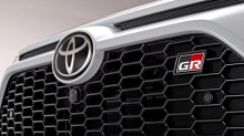 По мере того, как линейка высокопроизводительных спортивных автомобилей Toyota GR продолжает расширяться, их более гоночный характер проникает и в основные модели фирмы. Вслед за такими моделями, как Yaris, C-HR и Hilux, Toyota представила версию RAV