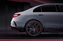 Красные акценты украшают передний спойлер, накладки на пороги и задний диффузор, а также на 20-дюймовые кованые диски AMG, окрашенные в черный матовый цвет. Эти колеса вдохновлены колесами медицинского автомобиля FIA F1 на базе GT63.