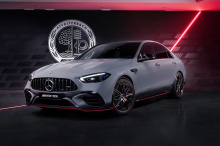 Для кузова MANUFAKTUR (внутренний отдел по индивидуальному заказу Merc) сделал краску Alpine Grey Uni и наклейки с логотипом AMG и цветовым градиентом от серого к черному.