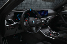 Первоначально предполагалось, что новый BMW M2 получит колеса с центральным замком. Мы не можем точно сказать, возможно ли это, учитывая колеса, изображенные ниже. Похоже, они с центральным замком, и мы обратились в BMW за подтверждением.