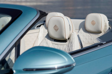 Теперь Bentley в Монако — это как Ford F-150 в Мичигане. Люди склонны не замечать таких вещей, поэтому коллекция Riviera доступна в трех уникальных палитрах экстерьера для монегасских покупателей — Aegean Blue, Aquamarine и Caribbean Blue.