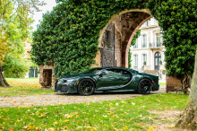 У Bugatti нет финансовых проблем. Фактически, автопроизводитель из Мольсхайма объявил еще в августе, что он полностью распродан до 2025 года, а неповторимый Chiron и его многочисленные вариации оказались очень популярными среди самых богатых людей ми