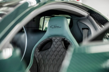 Говоря об уровне качества и детализации каждого экземпляра, президент Bugatti Кристоф Пьошон сказал: «Простая установка панелей из карбона на усовершенствованное монококовое шасси требует уровня точности, которым обладают только самые опытные мастера