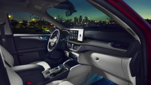 Появится последняя версия информационно-развлекательной системы Ford SYNC4, управляемая через новый 13,2-дюймовый центральный сенсорный экран, хотя 12,3-дюймовая цифровая комбинация приборов, вероятно, останется. Escape для США может быть оснащен раз