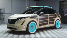 Surfwagon имеет специальную виниловую пленку с деревянными панелями, хромированную внешнюю отделку, белые борта на шинах, 20-дюймовые колеса и специальный багажник на крыше для досок для серфинга. Несмотря на дикий вид, Nissan утверждает, что концепт
