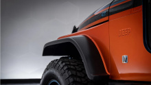Это больше, чем намек на то, что производитель запчастей разрабатывает электрические комплекты для переоборудования как для классических, так и для современных моделей Jeep. CJ Surge похож на концепт Magneto бренда, представленный в 2021 году и обнов