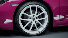 Ставший известным благодаря 911-му поколению 964, который был доступен в аналогичном оттенке, фиолетовый кузов Ruby Star Neo отличает Style Edition, хотя клиенты могут выбрать другой цвет кузова, если они того пожелают. В других местах Porsche устано
