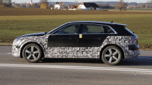 Тем не менее, член совета директоров Audi по техническому развитию Оливер Хоффман сообщил Auto Express ранее в этом году, что e-tron получит значительные обновления электрики и батареи, когда он будет обновлен во второй половине следующего года. «Нам