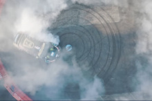 Известный водитель с удовольствием гоняет на корейском хэтчбеке, отправляя его в облако дыма и шума шин. Проворный i20 с легкостью маневрирует вокруг двух стволов. Всего несколько сантиметров отделяют заднюю часть от граничной стены, подчеркивая искл