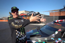 В своем последнем видео после «Электриханы» Блок посещает студию Hoonigan Tire Slayer Studios на своем раллийном автомобиле Hyundai i20 WRC и приступает к уничтожению задних шин серией невероятных пробуксовок, пончиков и драматических скольжений. На 