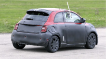 Как сказал нам ранее в этом году генеральный директор Fiat Оливье Франсуа, Abarth сохранит дикий стиль для своих электромобилей. «Внешность такая же. Нам нужно быть немного более экстравертными. Abarth всегда немного перебарщивает со спойлерами и кол