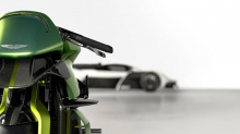 Представленный на выставке мотоциклов EICMA в Милане, AMB 001 Pro оснащен двухцилиндровым двигателем объемом 997 куб.см, а картер полностью изготовлен из алюминиевой заготовки. Aston Martin говорит, что это помогает улучшить жесткость, а новая констр