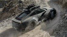 Porsche также не опубликовал никаких технических подробностей, касающихся трансмиссии автомобиля, хотя, исходя из данных о расходе топлива, предварительные данные свидетельствуют о том, что 911 Dakar претендует на немного лучшую экономию топлива, чем