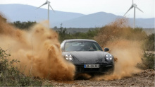 Porsche также не опубликовал никаких технических подробностей, касающихся трансмиссии автомобиля, хотя, исходя из данных о расходе топлива, предварительные данные свидетельствуют о том, что 911 Dakar претендует на немного лучшую экономию топлива, чем