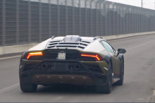 Чуть более чем через неделю Lamborghini Huracan Sterrato будет представлен на выставке Art Basel Miami, но нам дали откровенный взгляд на внедорожный суперкар заранее благодаря новому видео, снятому за пределами автопроизводителя. Штаб-квартира Сант-