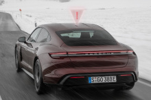 Согласно новому патенту, обнаруженному в Немецком ведомстве по патентам и товарным знакам (DPMA), компания Porsche нашла способ сделать 3D-голограммы реальной возможностью помочь автомобилям общаться с другими участниками дорожного движения.