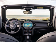 Информационно-развлекательная система оснащена 8,8-дюймовым сенсорным экраном, а Seaside Edition добавляет в качестве стандартного пакета MINI Premium Plus, который включает в себя автоматический кондиционер, управление парковкой задним ходом, различ