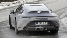Мы видели обновленный 911 в топовой версии Turbo, а также эту модель GTS здесь. Изменения в новом откидном верхе и купе очевидны: немецкий бренд стремится к тонкой эволюции внешнего вида нынешнего автомобиля в преддверии его запуска в этом году.