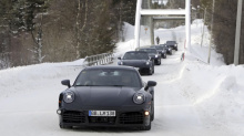Porsche 911 подвергнется фейслифтингу в 2023 году, и мы заметили это на зимнем этапе разработки. На этих шпионских снимках представлены кузова как купе, так и кабриолета, но мы не в первый раз ловим их на тестировании, что говорит о том, что полное р