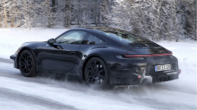 Porsche 911 подвергнется фейслифтингу в 2023 году, и мы заметили это на зимнем этапе разработки. На этих шпионских снимках представлены кузова как купе, так и кабриолета, но мы не в первый раз ловим их на тестировании, что говорит о том, что полное р
