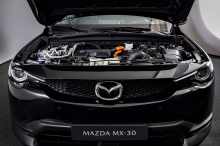 «Ротар — наш символ», — сказал Ногучи. «Инженеры Mazda мечтают о спортивном автомобиле с роторным двигателем. Сейчас не время для этого». Компания должна сосредоточиться на наращивании своего электромобиля в первую очередь, так как это будет драйверо