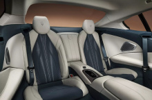 Мы заметили, что в Maserati GranTurismo много деталей и мелких искусных штрихов, таких как маленький значок с итальянским флагом на вентиляционном отверстии пассажирской панели, текстурированные и прошитые вставки повсюду, деревянные и/или металличес