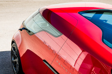 На передних снимках видна типичная для Porsche передняя часть, но задняя часть имеет особенно округлую форму, похожую на нос Panamera, хотя выдающийся диффузор совсем не похож на современные дорожные автомобили Porsche.