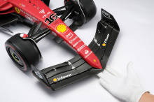 Amalgam Collection (AC) опубликовала первые официальные фотографии модели Ferrari F1-75 в масштабе 1:5, которую Шарль Леклер использовал на Гран-при Бахрейна 20 марта 2022 года. AC заявляет, что эта модель прекрасно передает требуемые аэродинамически