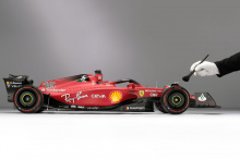 По словам известного производителя моделей, эта особенно большая модель F1 была разработана для удовлетворения требований команды Ferrari F1 и ее официальных партнеров и спонсоров.