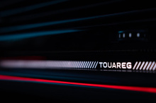 Новый Touareg станет первой моделью VW в Европе с подсвеченным логотипом VW на задней части кузова — то, что уже было в США — в то время как передние фары нового дизайна IQ.LIGHT HD Matrix будут состоять из 38 400 микросветодиодов между ними с 19 200