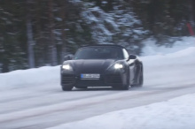 Предстоящий Porsche Boxster EV был замечен в Скандинавии во время зимних испытаний, и, хотя он все еще скрыт камуфляжем, ясно, что немецкий родстер обретает форму.