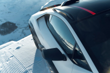 Huracan Sterrato, показанный в этом видео, окрашен в соответствующие зимние цвета кузова Bianco Phanes с Grigio Telesto и черными деталями из карбона, такими как усиленные колесные арки. Lamborghini напоминает будущим владельцам, что они могут создав