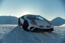 Huracan Sterrato, показанный в этом видео, окрашен в соответствующие зимние цвета кузова Bianco Phanes с Grigio Telesto и черными деталями из карбона, такими как усиленные колесные арки. Lamborghini напоминает будущим владельцам, что они могут создав