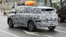 Как первая модель немецкого производства в истории MINI, Countryman будет производиться на заводе BMW в Лейпциге, где также производится 1-я серия на базе FAAR. Как видно из этих официальных изображений закамуфлированного прототипа, следующий Country