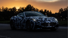 Аккумуляторная батарея расположена Т-образно посередине автомобиля, а не под полом, что обеспечивает более низкую посадку водителя и гладкую линию крыши, характерную для гранд-тауреров Maserati.